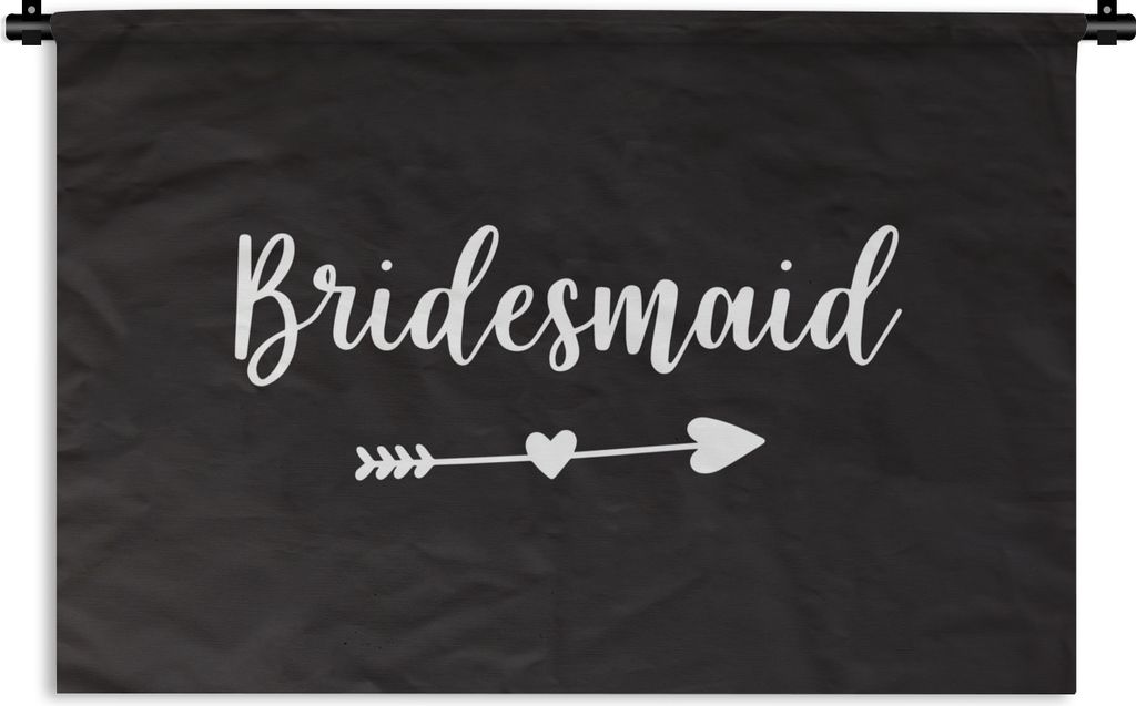 MuchoWow Wandteppich Wandbehang Pfeil durch ein Herz mit dem Wort "Brautjungfer" auf einem schwarzen Hintergrund 90x60 cm Tapisserie Dekoration W...