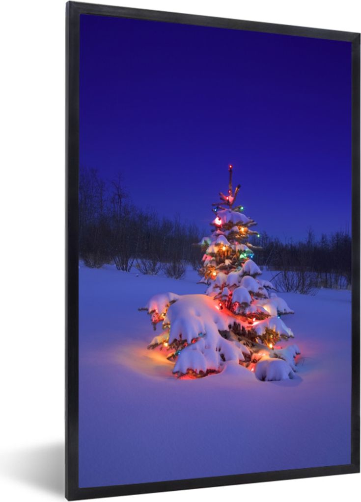 MuchoWow MuchoWow Gerahmtes Poster Beleuchteter Weihnachtsbaum im Schnee bei Nacht 20x30 cm - Poster mit zchwarzem Bilderrahmen - Drucken - Bil...
