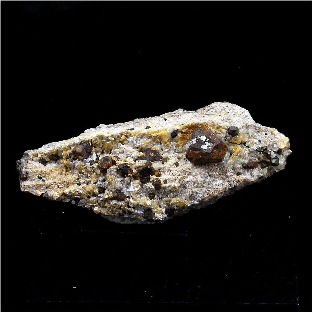Pyrit + Calcit + Dolomit 104,0 Karat