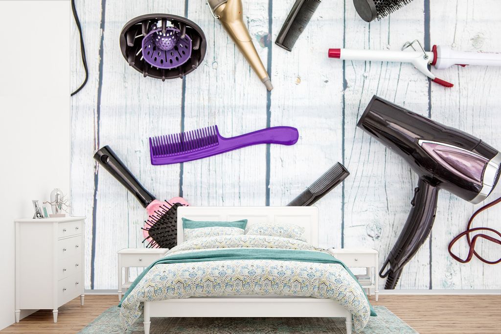 MuchoWow Fototapete für Wohnzimmer oder Schlafzimmer Wandtapete Vinyl Motivtapete Verschiedene von Friseuren verwendete Haarstylinggeräte auf w...