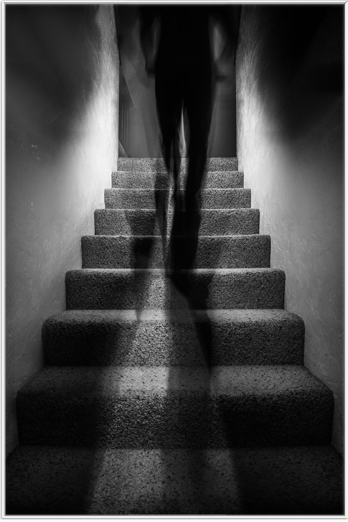 Wallario Wandbild Mysteriöse Treppe mit Schattenfigur - Schwarzweiß, Größe: 61 x 91,50 cm, Poster mit weißem Aluminiumrahmen