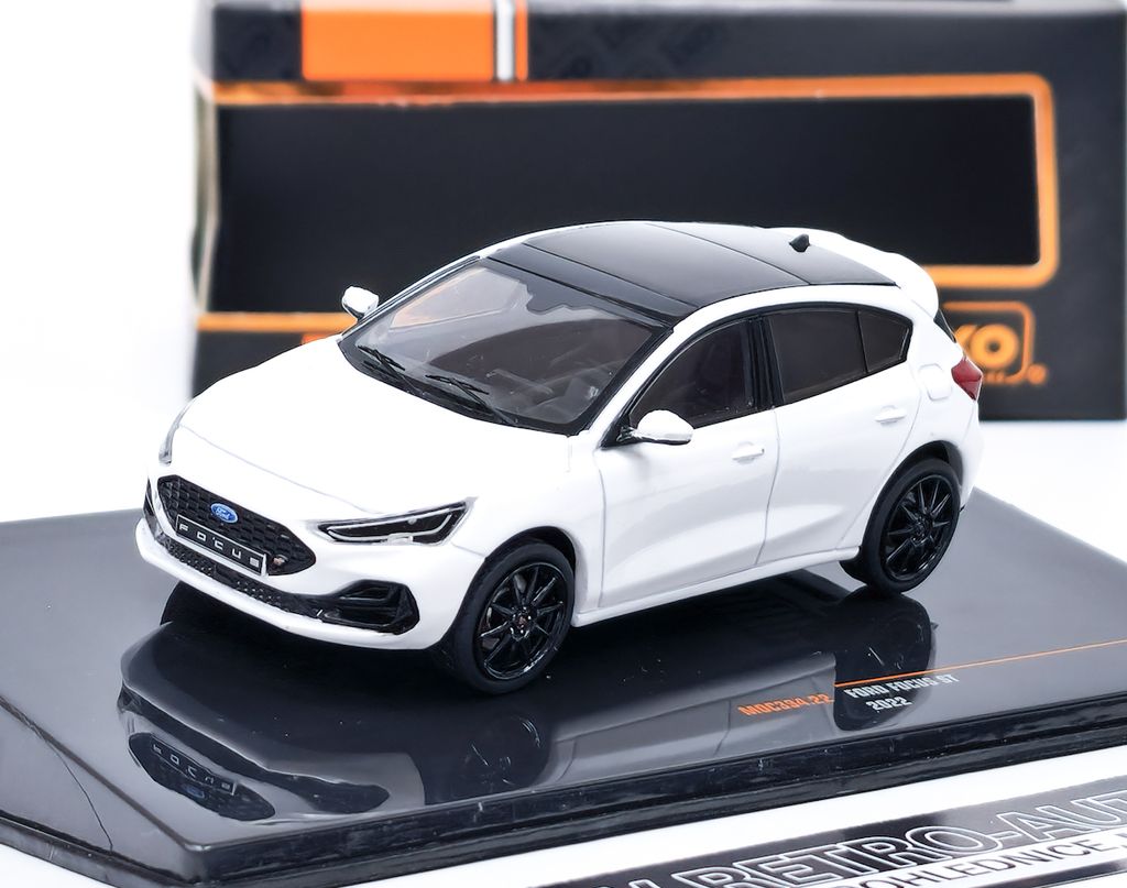 Ford Focus ST Blanco Helado 1:18 – Réplica de alta calidad a escal