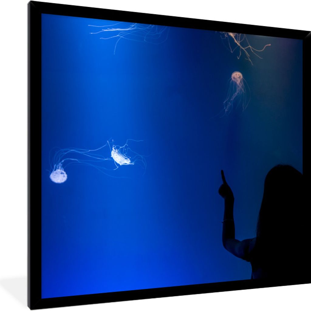 MuchoWow Gerahmtes Poster Ein Mädchen betrachtet eine blaue Qualle 40x40 cm - Poster mit Schwarzem Bilderrahmen Wandposter Rahmen Foto Bilder - ...