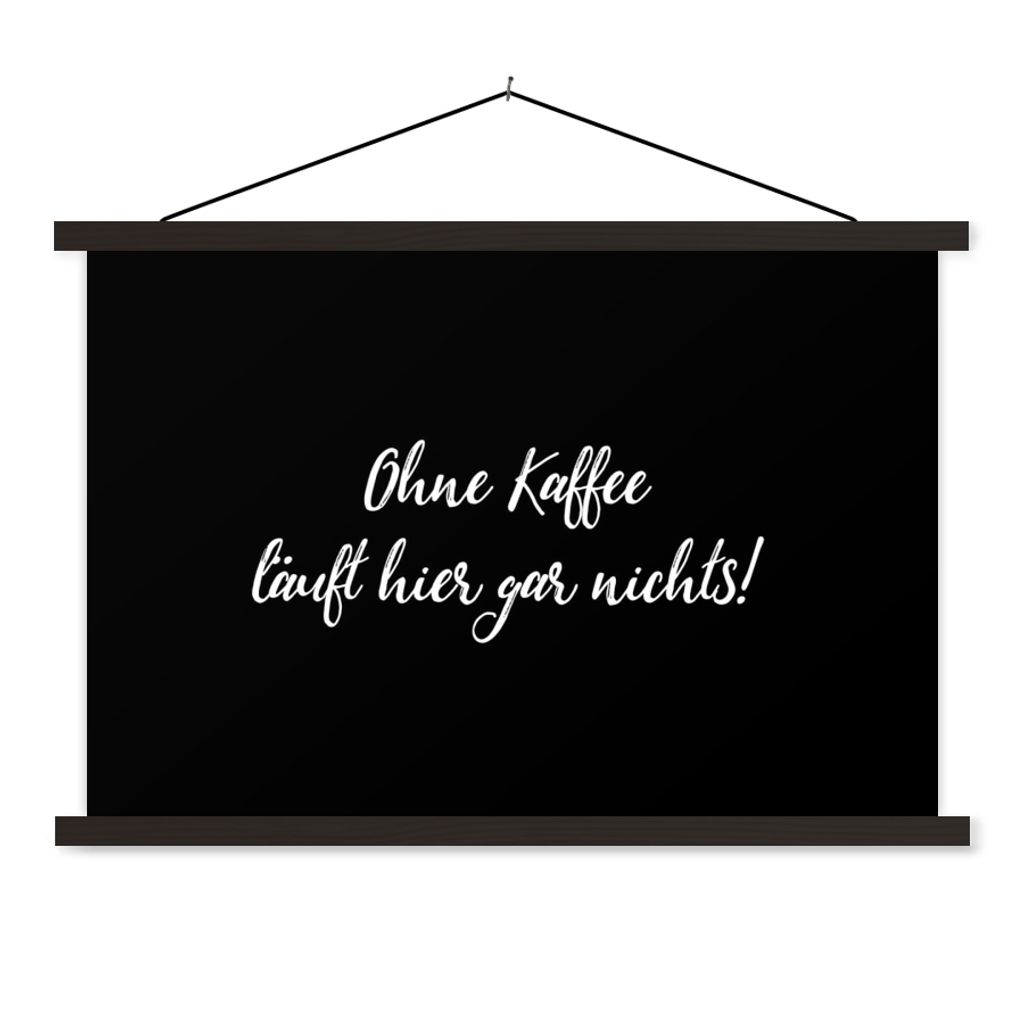 MuchoWow Textilposter Sprichwörter - Zitate - Ohne Kaffee läuft hier gar nichts! - Kaffee - Koffein 150x100 cm mit schwarzem Rahmen - Schlafzimmer