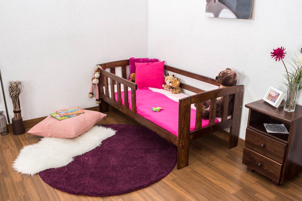 Kinderbett mit Absturzsicherung Kiefer Vollholz massiv Nussfarben A17, inkl. Lattenrost - Abmessung 70 x 160 cm