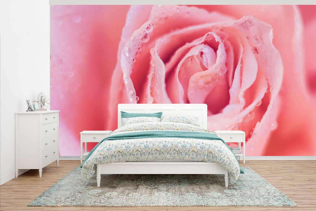 MuchoWow Fototapete für Wohnzimmer oder Schlafzimmer Wandtapete Vinyl Motivtapete Morgentau auf rosa Rosenblättern - 430x240 cm - Gemustert
