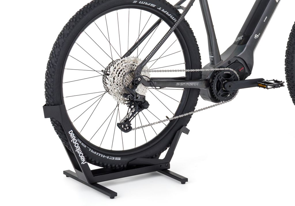 Universeller Fahrradständer ‚RAID‘, geeignet für Rennräder, Mountainbikes und E-Bikes.