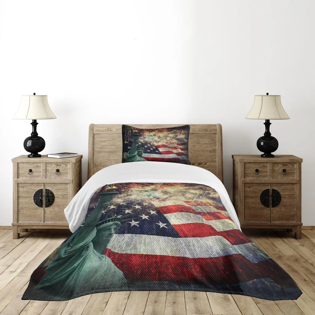 ABAKUHAUS Set copriletto con bandiera americana, foto composita di idoli statali con fuochi d'artificio sullo sfondo, 4 luglio, 170 x 220 cm, multicolore