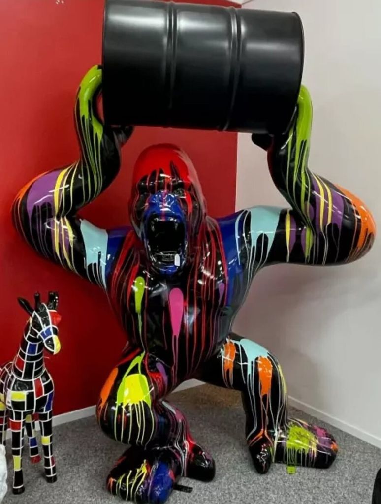 Casa Padrino Luxus Deko Skulptur Gorilla Affe mit Fass Schwarz / Mehrfarbig H. 250 cm - Große Deko Figur - XXL Deko Skulptur - XXL Deko Figur - Wo...
