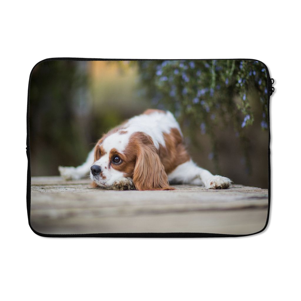 MuchoWow Laptop Hülle 13 Zoll Cavalier King Charles Spaniel auf einem Holztisch liegend Laptoptasche - Laptophülle - Sleeve - Rundumschutz