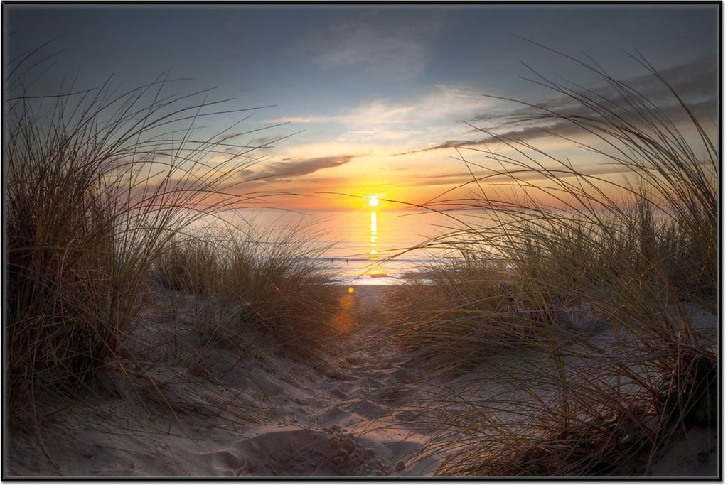Wallario Wandbild Sonnenuntergang am Strand, Größe: 61 x 91,50 cm, Poster mit schwarzem Aluminiumrahmen