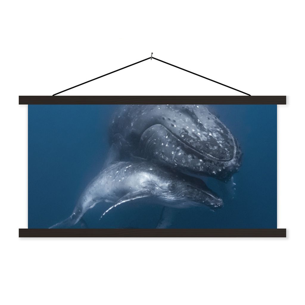 MuchoWow Textilposter Wale - Meer - Familie 120x60 cm mit schwarzem Rahmen - Dekoration Schlafzimmer