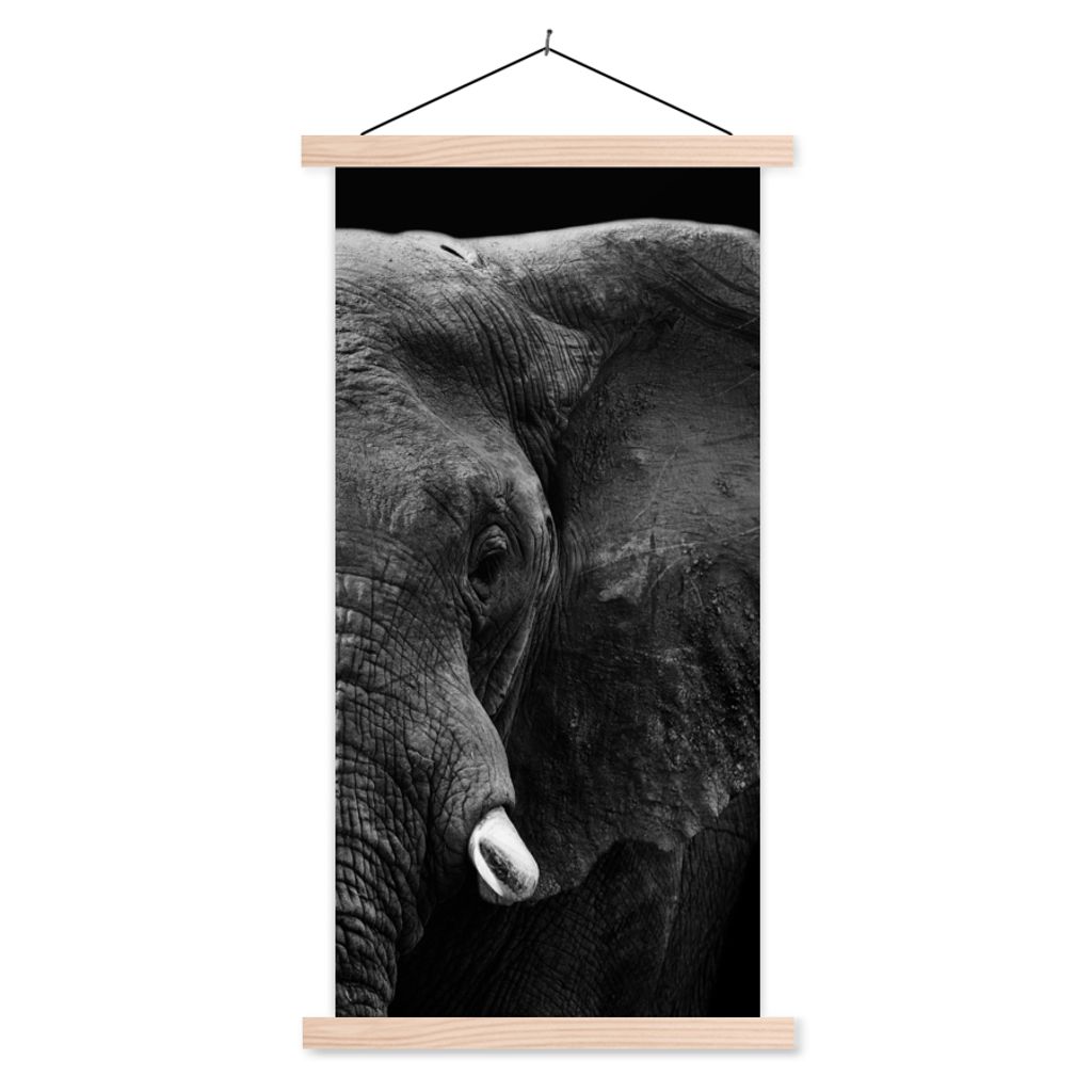 MuchoWow Textilposter Tiere - Elefant - Wild - Schwarz - Weiß 40x80 cm mit holzfarbenen Rahmen - Wohnzimmer