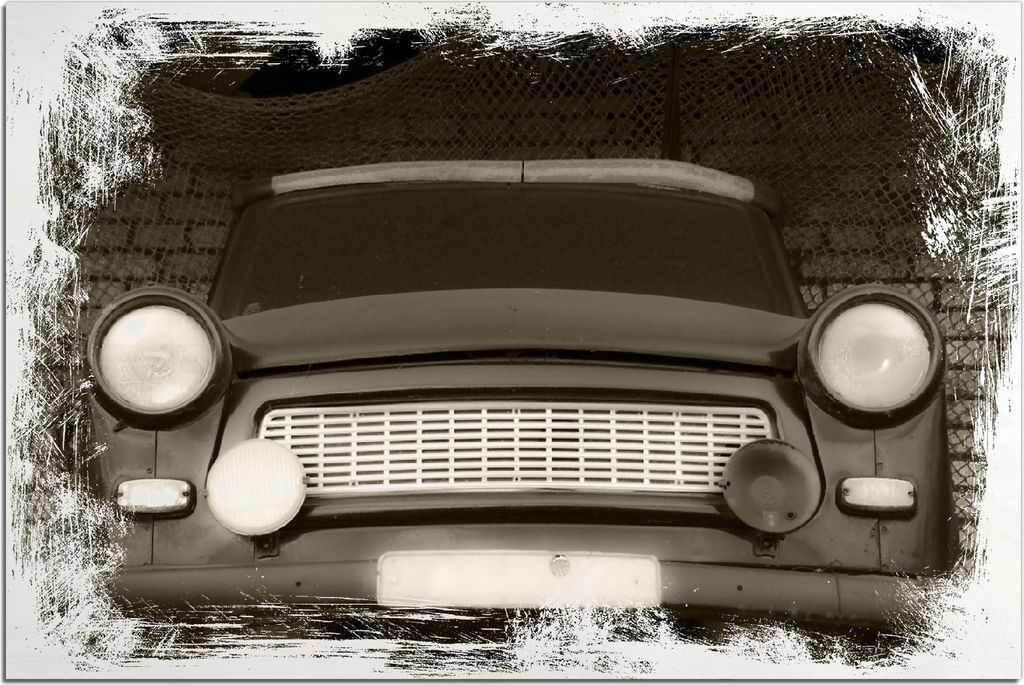 Kunstdrucke Wandbilder Holz in : Brillante Farben, Größe 60 x 90 cm Motiv Alter Trabbi in schwarz-weiß - Frontansicht Scheinwerfer