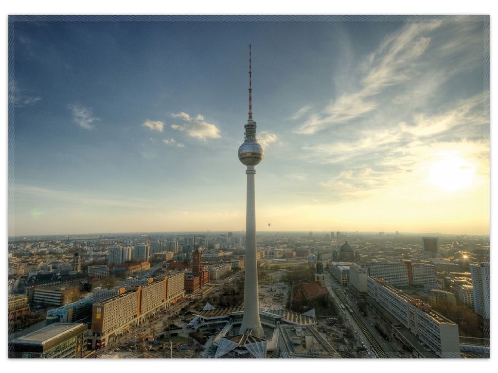 Wallario Premium Teppich, Größe 50 x 70 cm, Fernsehturm Berlin mit Panoramablick über die Stadt