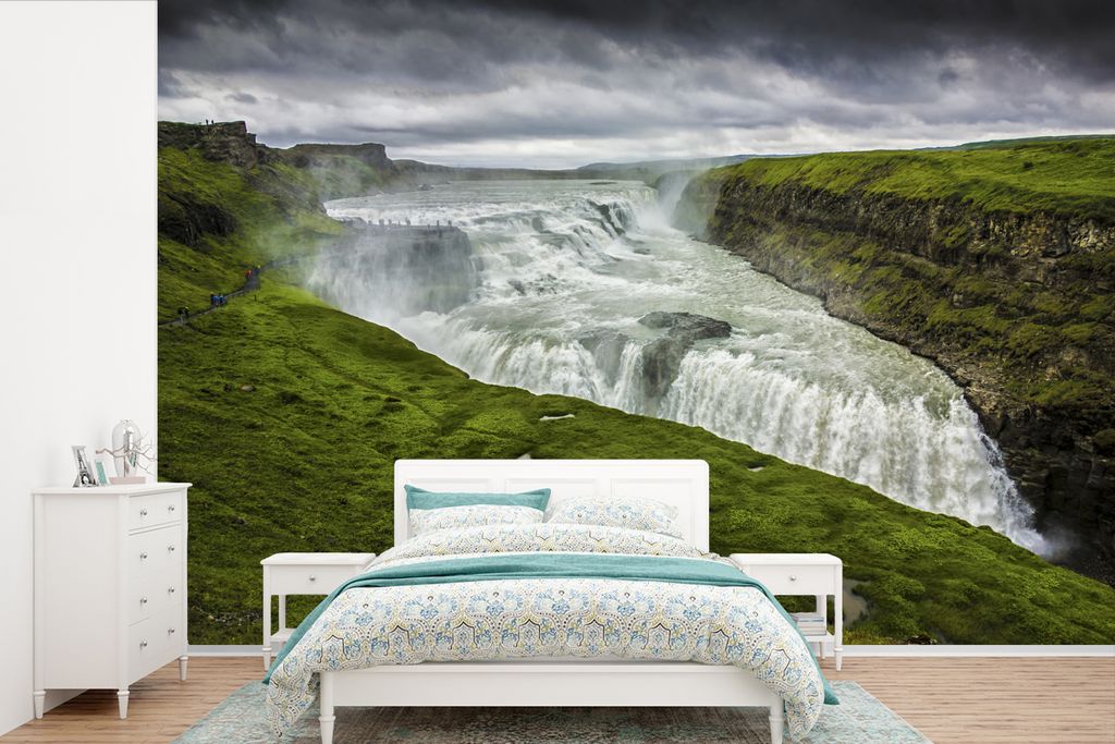 MuchoWow Fototapete für Wohnzimmer oder Schlafzimmer Wandtapete Vinyl Motivtapete Dunkle Wolken und viel Grün am Gullfoss-Wasserfall - 420x280 ...