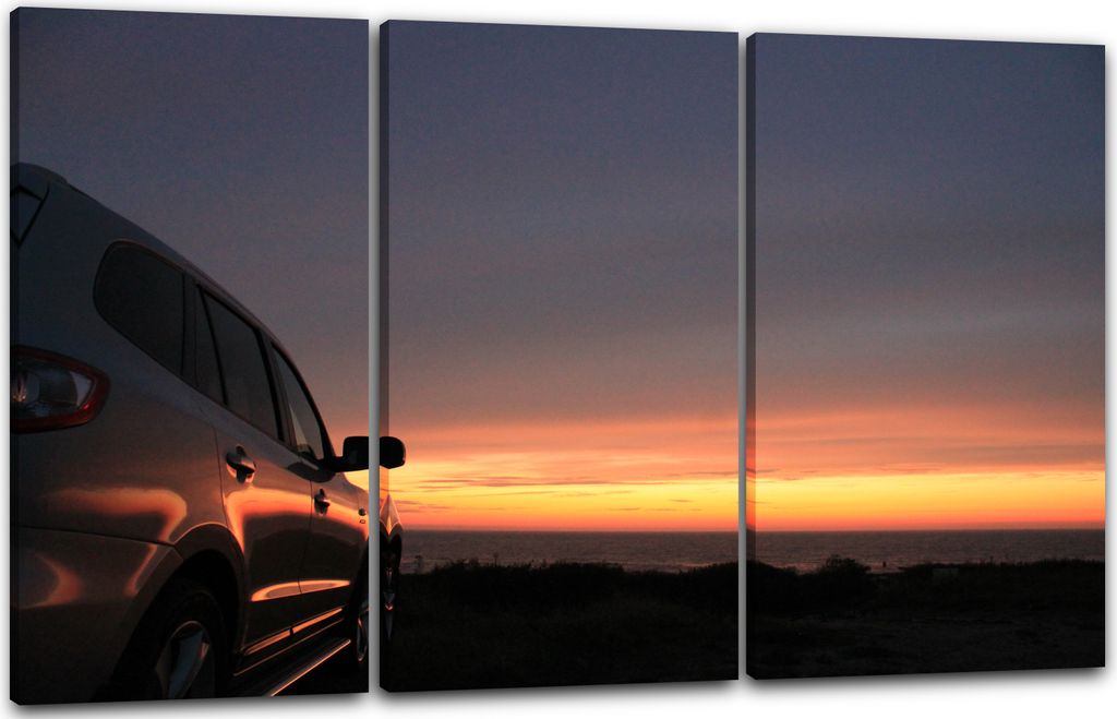 Leinwandbild 3-teilig (120x80cm): Stehenes Auto vor Sonnenuntergang am Horizont, echter Holz-Keilrahmen inkl. Aufhänger, handgefertigt in Deutschland