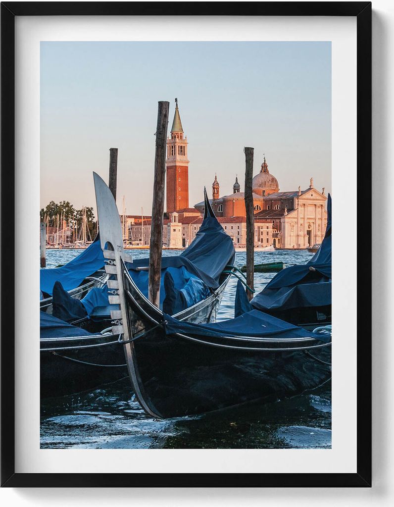 Venezianische Gondeln auf dem Wasser Italien– Wandbild mit Rahmen – Gerahmtes Bild – Wanddekoration – 60x80 cm – Schwarz Rahmen