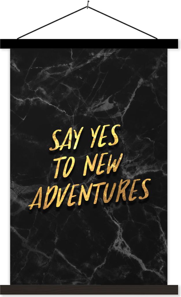 MuchoWow Textilposter Zitate - Abenteuer - Gold - Schwarz 60x90 cm mit schwarzem Rahmen - Poster Wohnzimmer