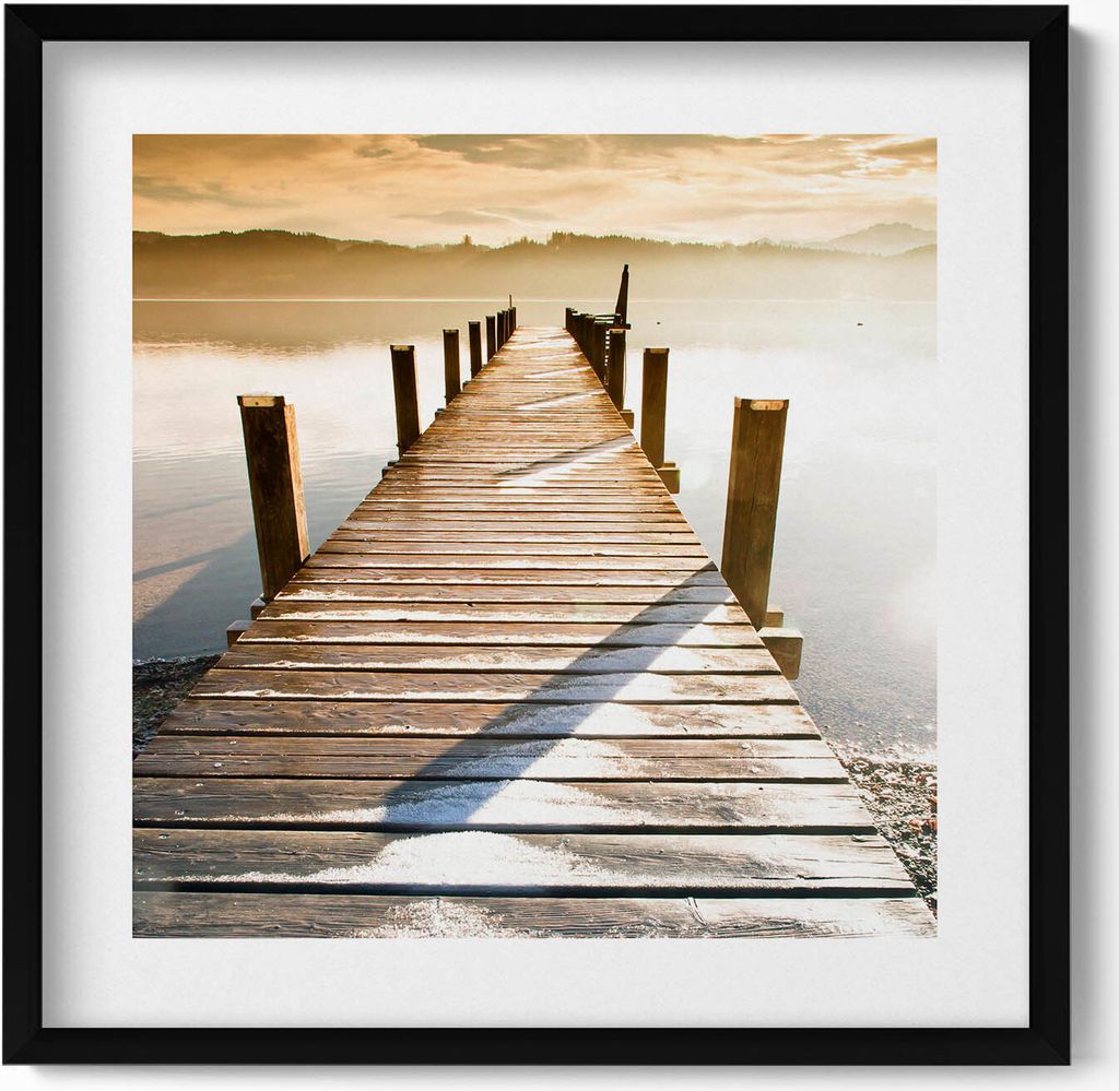 Hölzerne Plattform über Wasser– Wandbild mit Rahmen – Gerahmtes Bild – Wanddekoration – 50x50 cm – Schwarz Rahmen