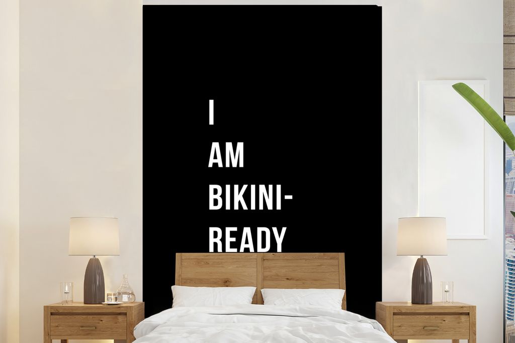 MuchoWow Fototapete für Wohnzimmer oder Schlafzimmer Wandtapete Vinyl Motivtapete Ich bin bereit für den Bikini - Schwarz - Zitat - 155x240 cm ...