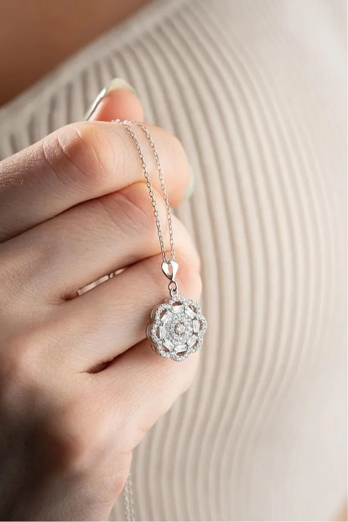 Collier argent 925 anti-ternissement : motif fleur et zircone durable
