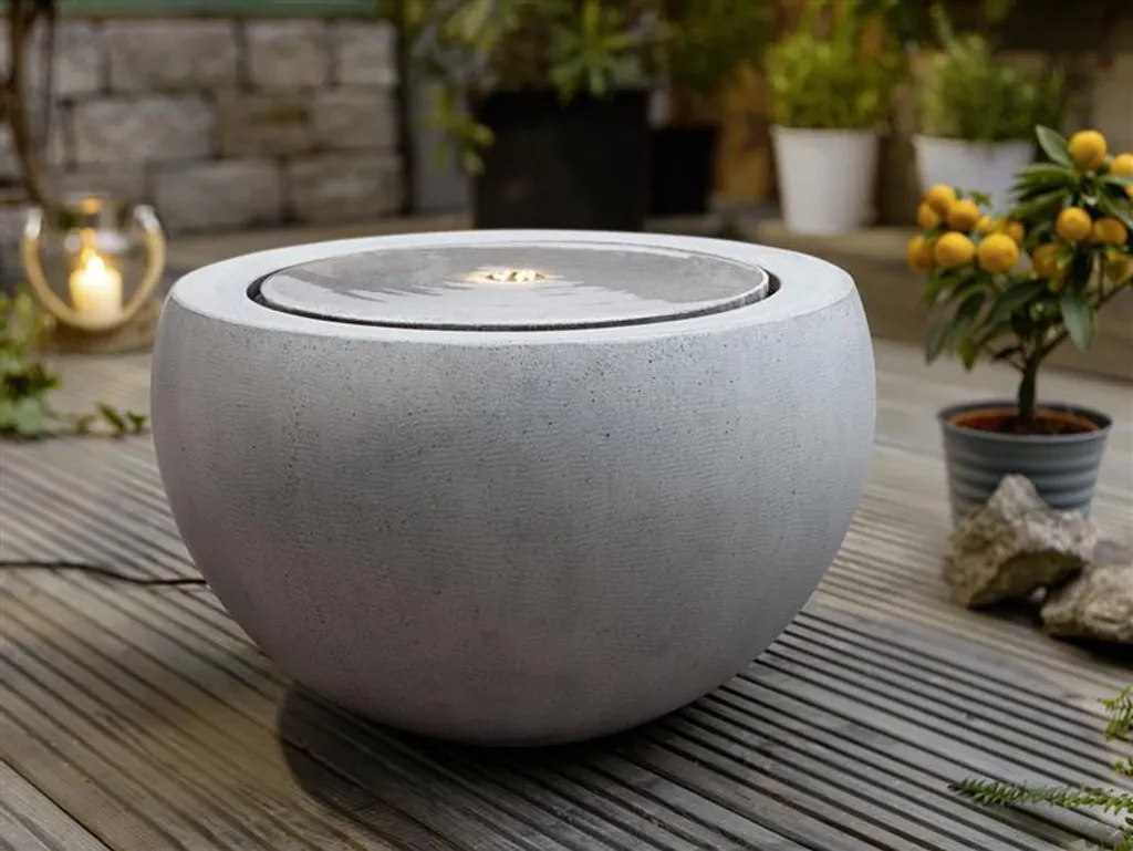 Aménager une terrasse zen avec la fontaine boule Harmonie grise et LED