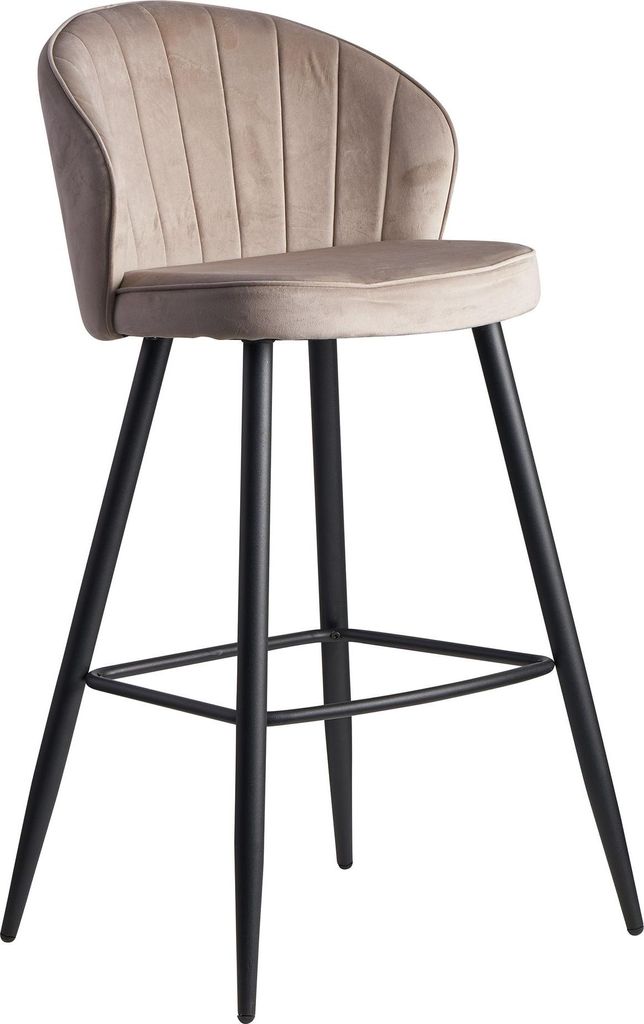 Barhocker Samt Beige mit geschwungener Rückenlehne, Rillenoptik und schwarzen Metallbeinen in Gesamtansicht.