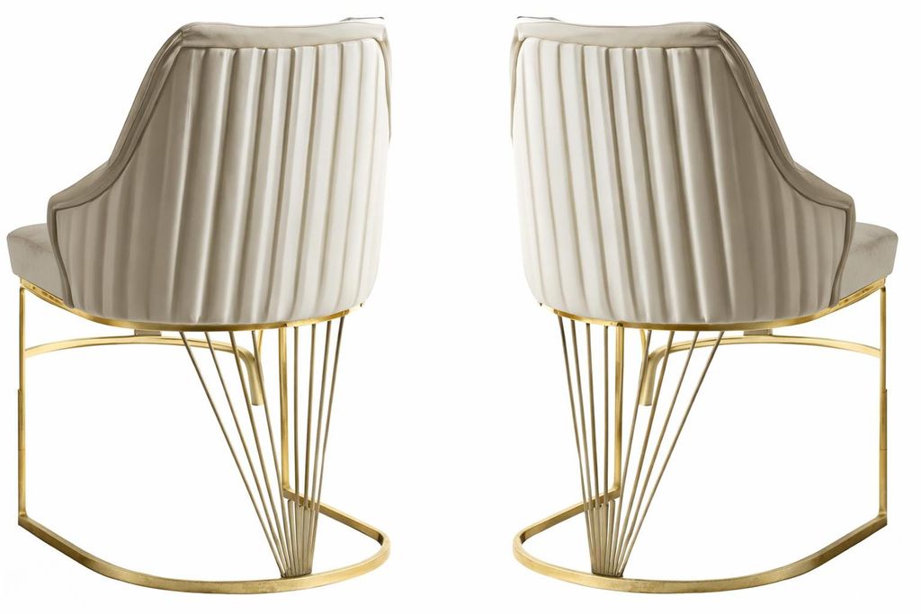 Zwei elegante Stühle mit goldenen Akzenten und m Design
