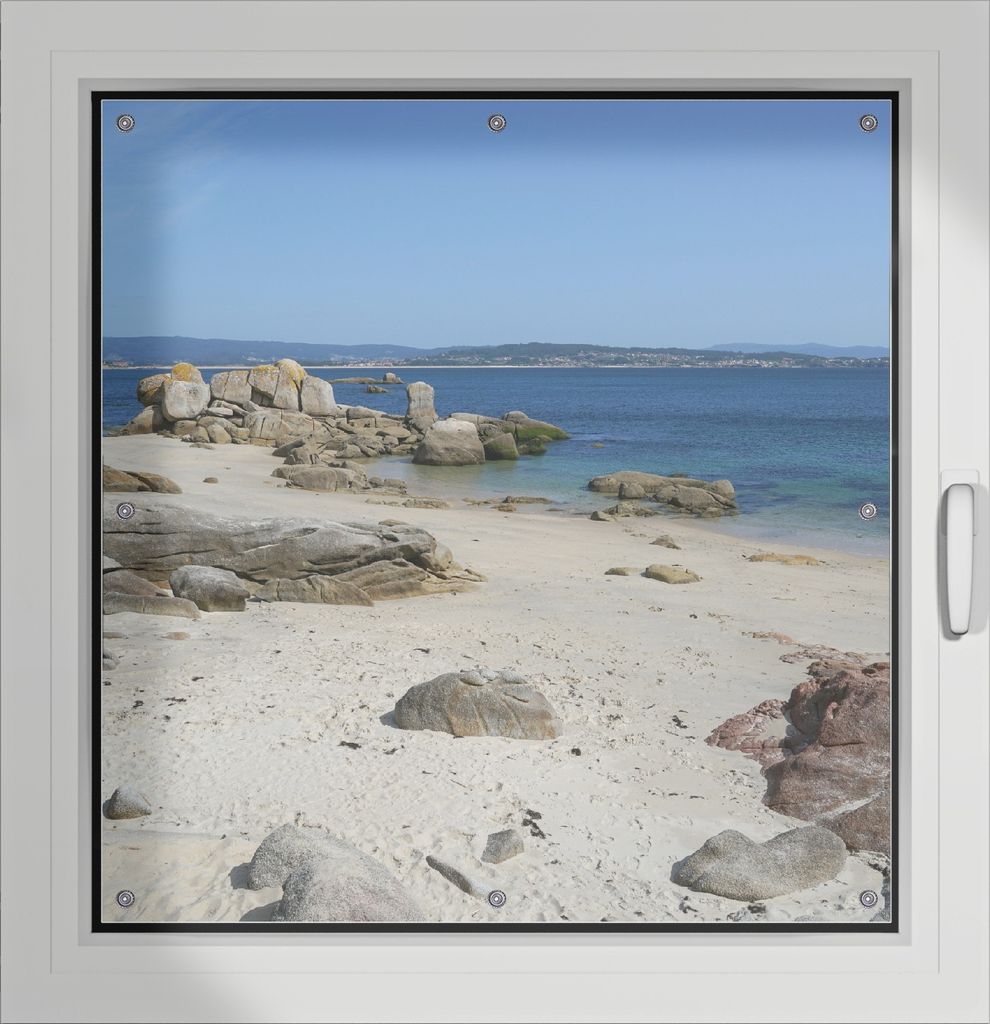 Wallario Lichtschutzbild, Dekorativer Sichtschutz Sonnenschutz 96 x 93 cm mit Motiv: Felsen auf einem Sandstrand - Verdunklung ohne Bohren