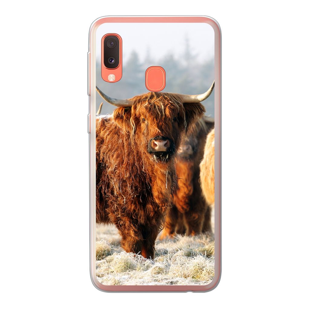 MuchoWow Handyhülle Schutzhülle Hülle für Samsung Galaxy A20e Schottische Highlander - Schnee - Wald Silikon Softcase Handy Hülle - Abdeckung