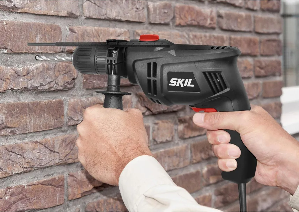Perceuse à percussion SKIL pour installer des étagères et luminaires