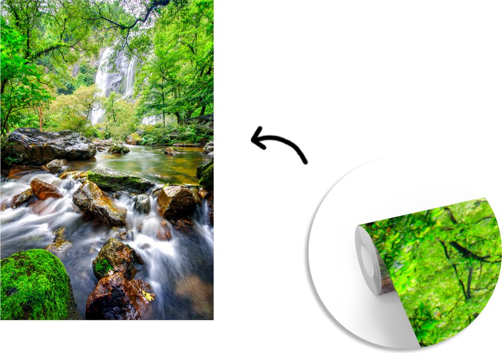 MuchoWow Fototapete für Wohnzimmer oder Schlafzimmer Wandtapete Vinyl Motivtapete Der hohe Wasserfall stürzt im Klong-Lan-Nationalpark in Kaska...