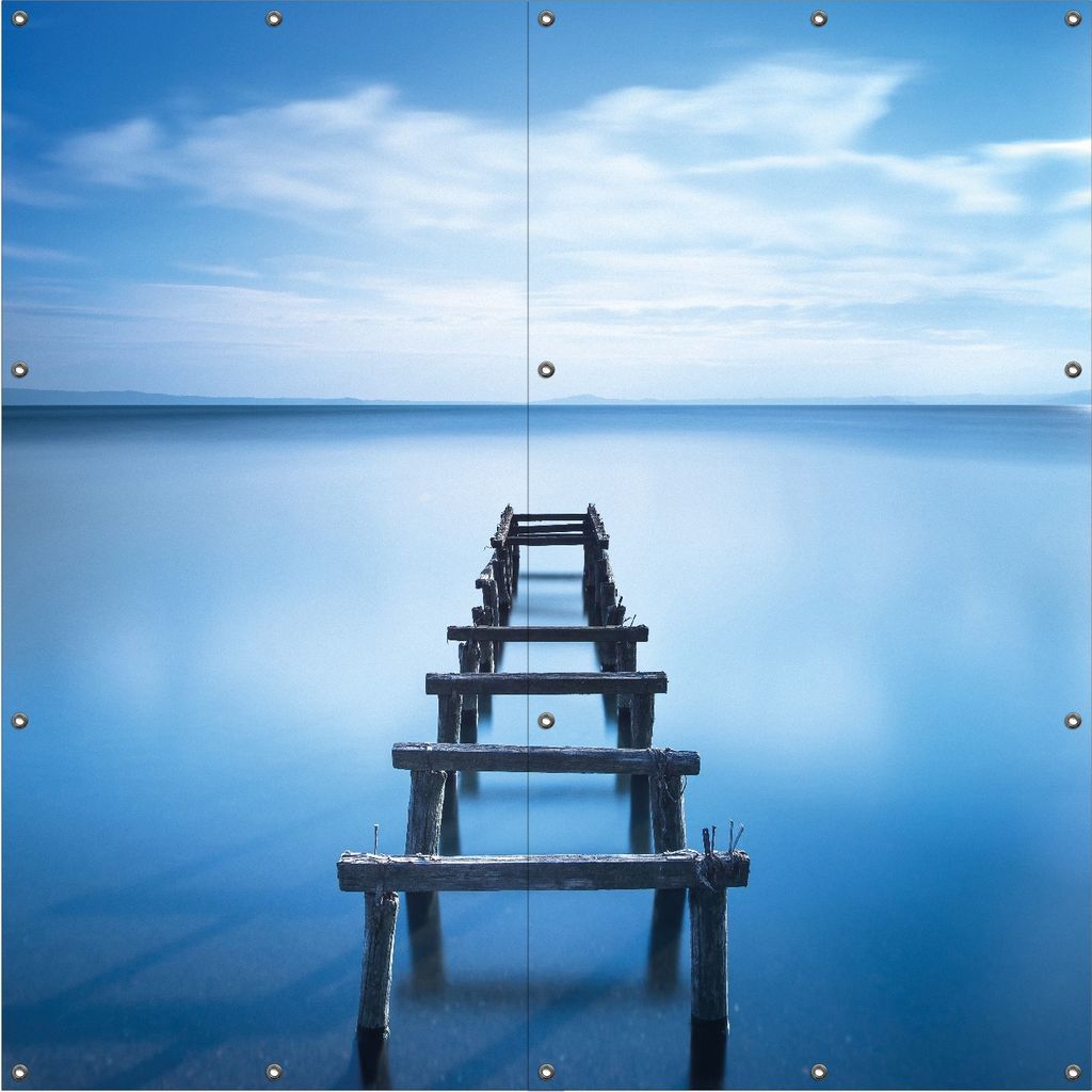 Wallario Outdoor-Poster für Garten oder Balkon, Motiv Rustikaler Holzsteg im blauen See, in ca. 180 x 180 cm