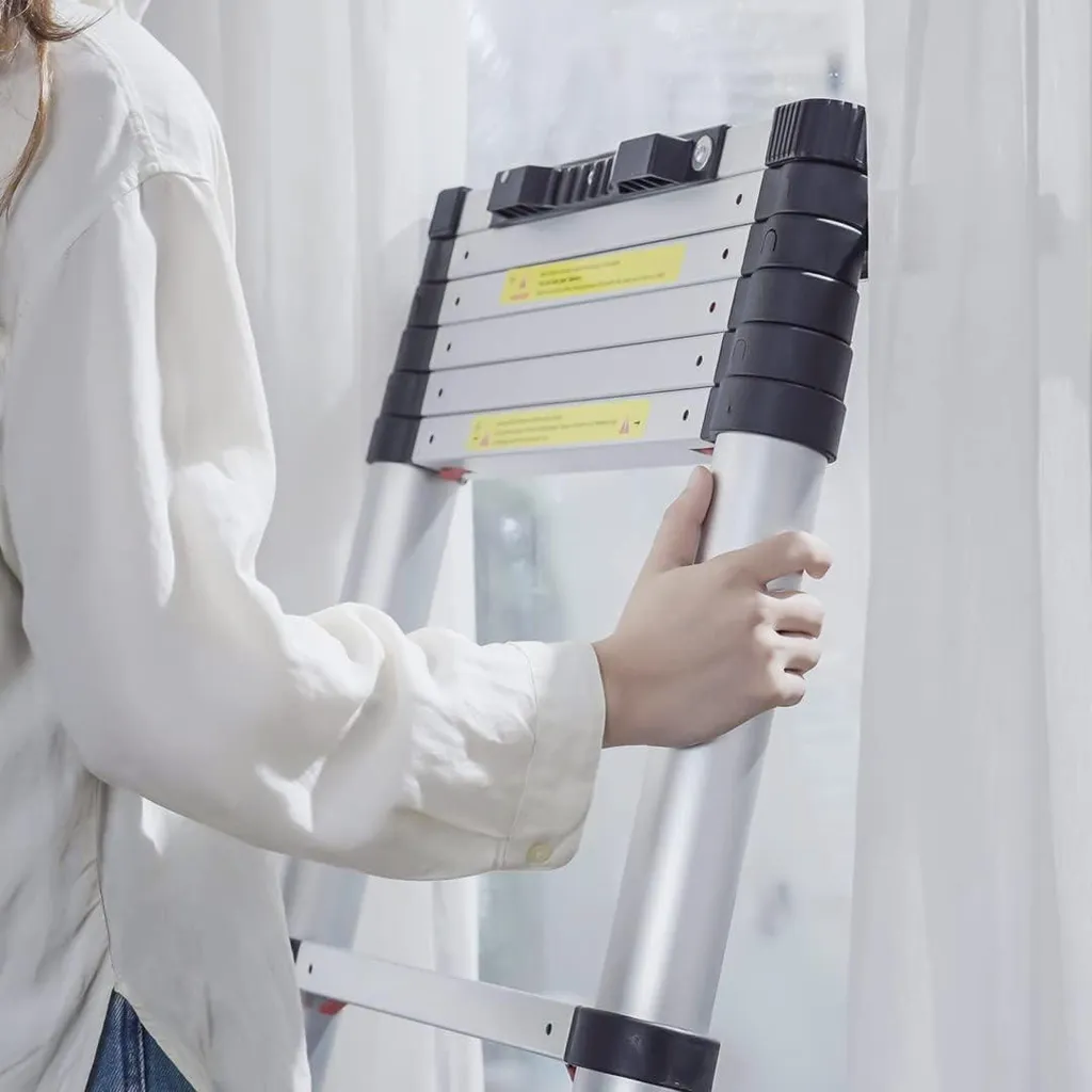 Échelle télescopique stable et compacte pour rangement facile en appartement