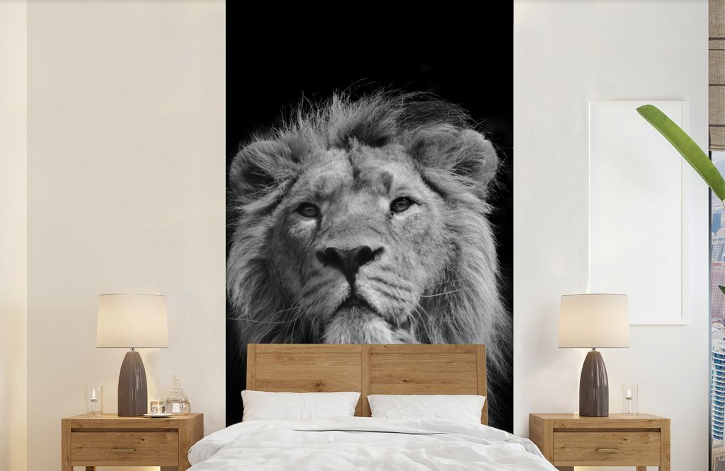 MuchoWow Fototapete für Wohnzimmer oder Schlafzimmer Wandtapete Vinyl Motivtapete Asiatischer Löwe vor schwarzem Hintergrund in Schwarz und Wei...