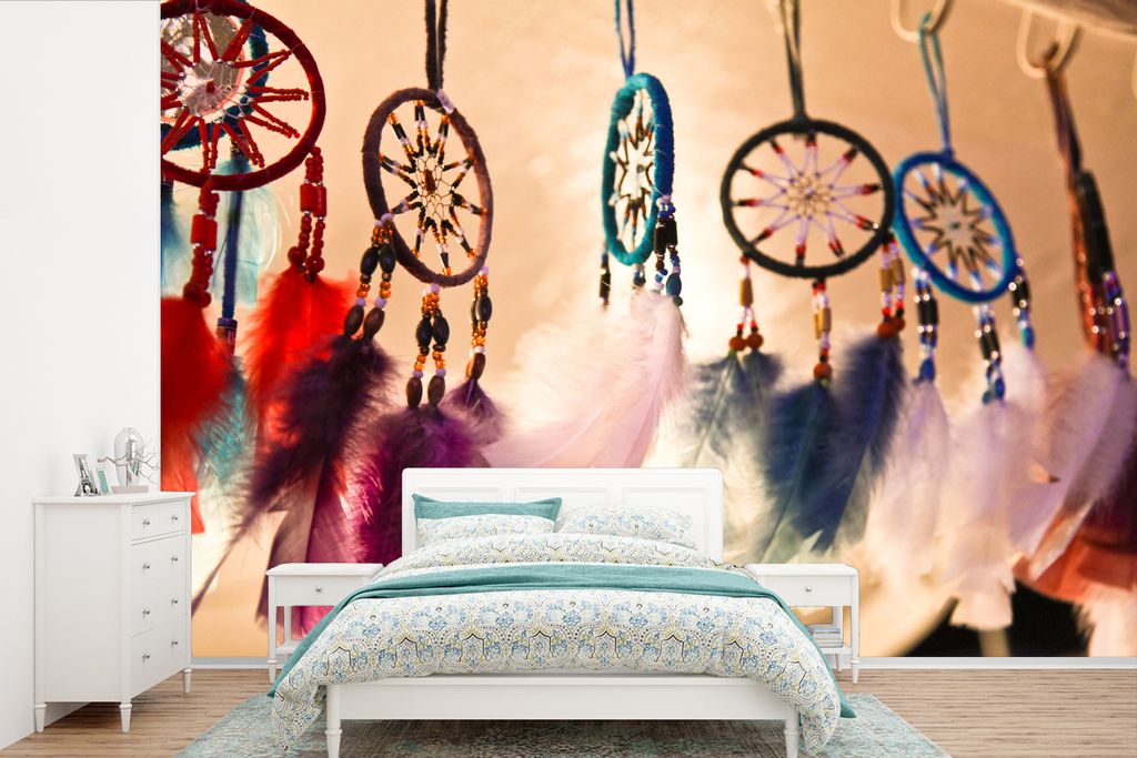 MuchoWow Fototapete für Wohnzimmer oder Schlafzimmer Wandtapete Vinyl Motivtapete Die bunten Traumfänger hängen im Wind - 525x350 cm - Das Hin...