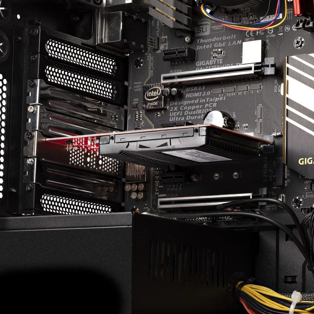 StarTech.com Scheda adattatore da U.3 a PCIe, adattatore PCIe 4.0 x4 per SSD U.3 NVMe da 2,5", scheda aggiuntiva PCI Express SFF-TA-1001 per desktop/server, conforme a TAA - Indipendente dal Sistema Operativo - 8