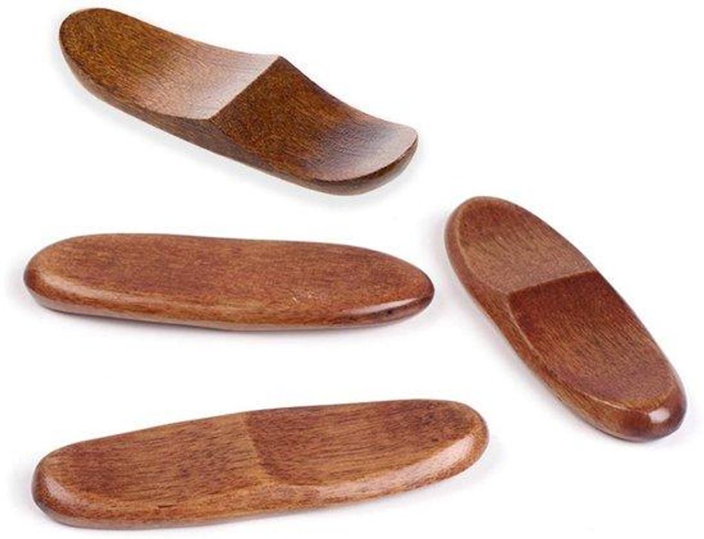 Holz-Tischuntersatz für 4 Personen, bestehend aus einem Holz-Ständer und einem Messer-, Vork- und Löffelhalter.