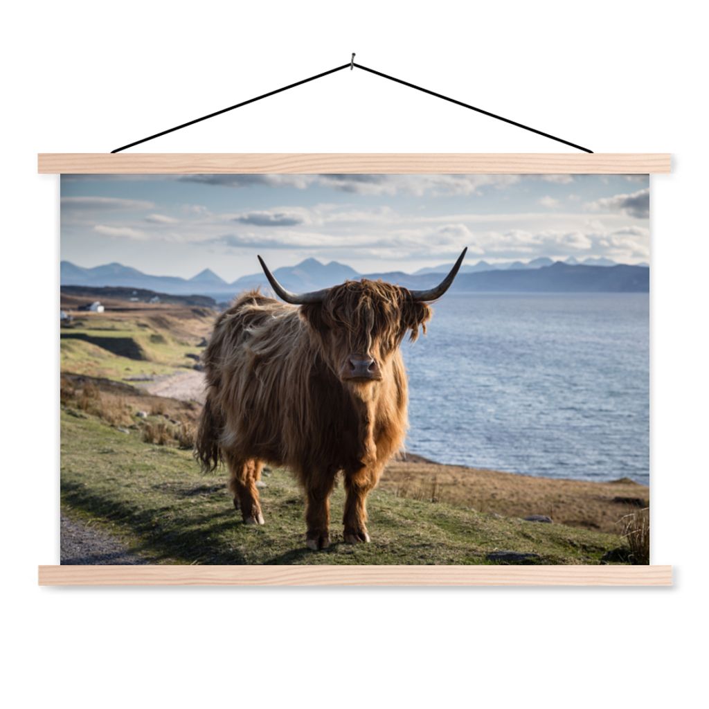 MuchoWow Textilposter Schottische Highlander - Bergen - Meer 120x80 cm mit holzfarbenen Rahmen - Aufhängeset