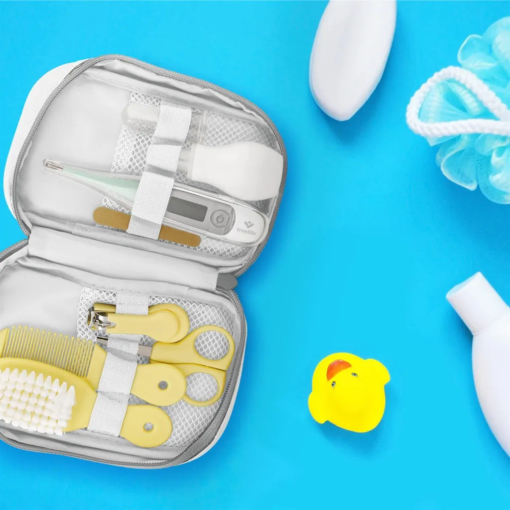 TrueLife Kit de soins bébé pour voyage : Mouche-bébé, Thermomètre, Valisette