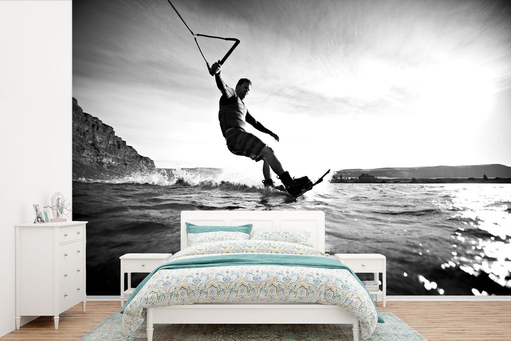MuchoWow Fototapete für Wohnzimmer oder Schlafzimmer Wandtapete Vinyl Motivtapete Ein Mann Wakeboarding auf ruhigem Meerwasser - schwarz und wei...