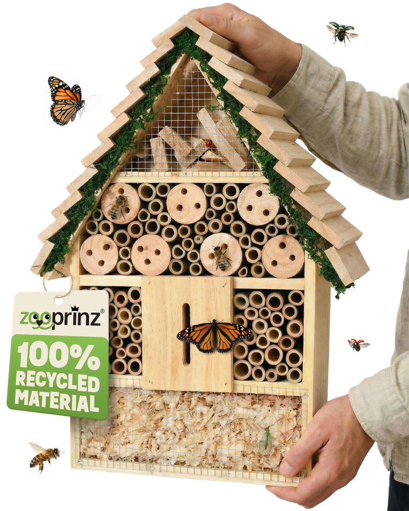 Insektenhotel Wetterfest Holzdach zooprinz | Massivholz | Aufhängbar | 31 x 40,5 cm | Bambus Holzspäne Holzlöcher Kiefernholz | Schmetterlinge B...