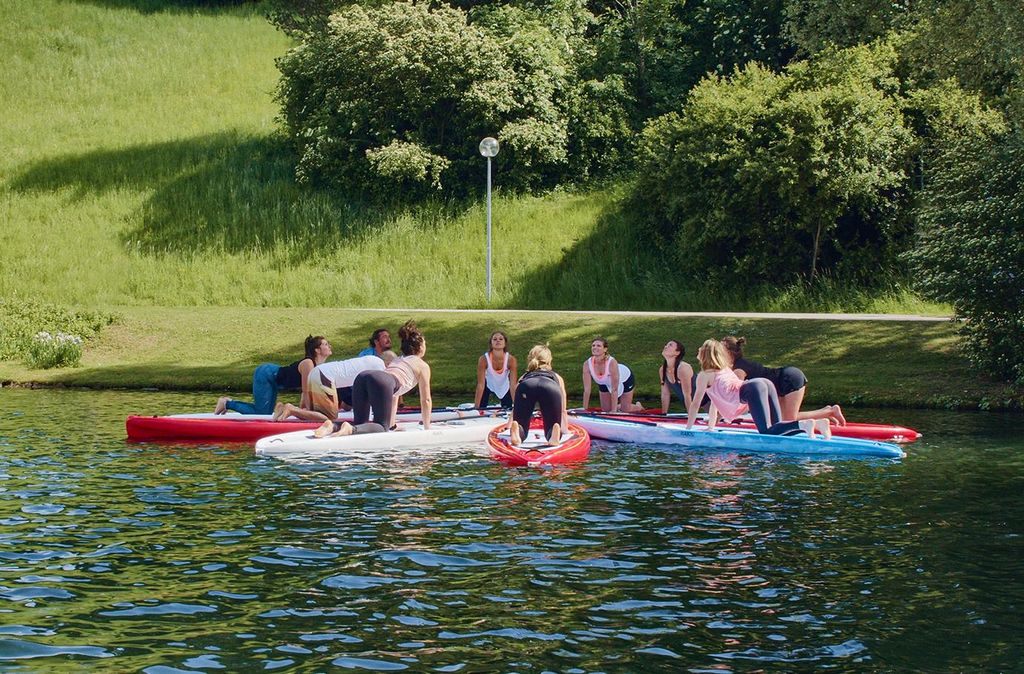 Jochen Schweizer SUP Yoga München; Erlebnis verschenken oder selbst erleben; Gutschein gültig für 1 Person Gruppengröße: 1-9 Personen