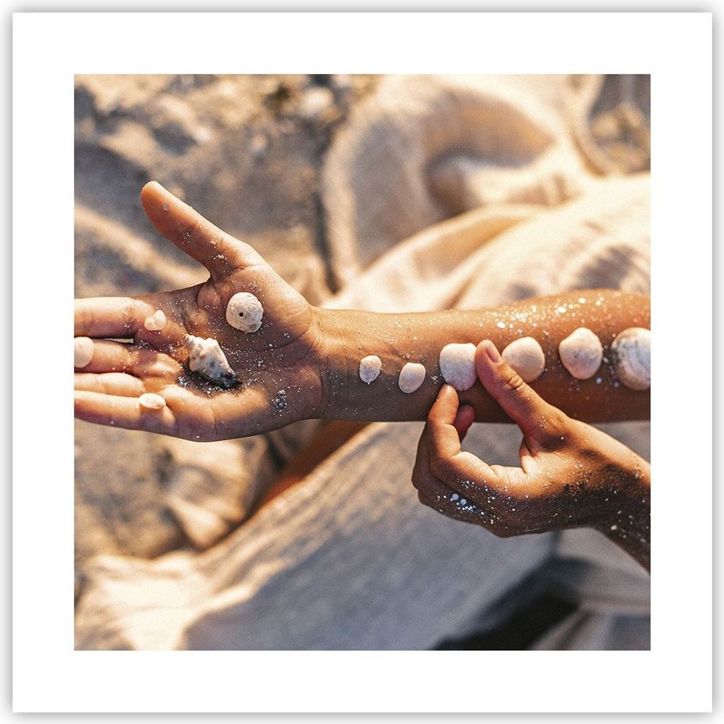 Poster - Poster ohne Rahmen - Muschel Hand Strand - 40x40 cm - Wand Bild - Wanddeko - Wandbilder - Kunstposter - Wandposter - Bilder - Kunstdruck -...