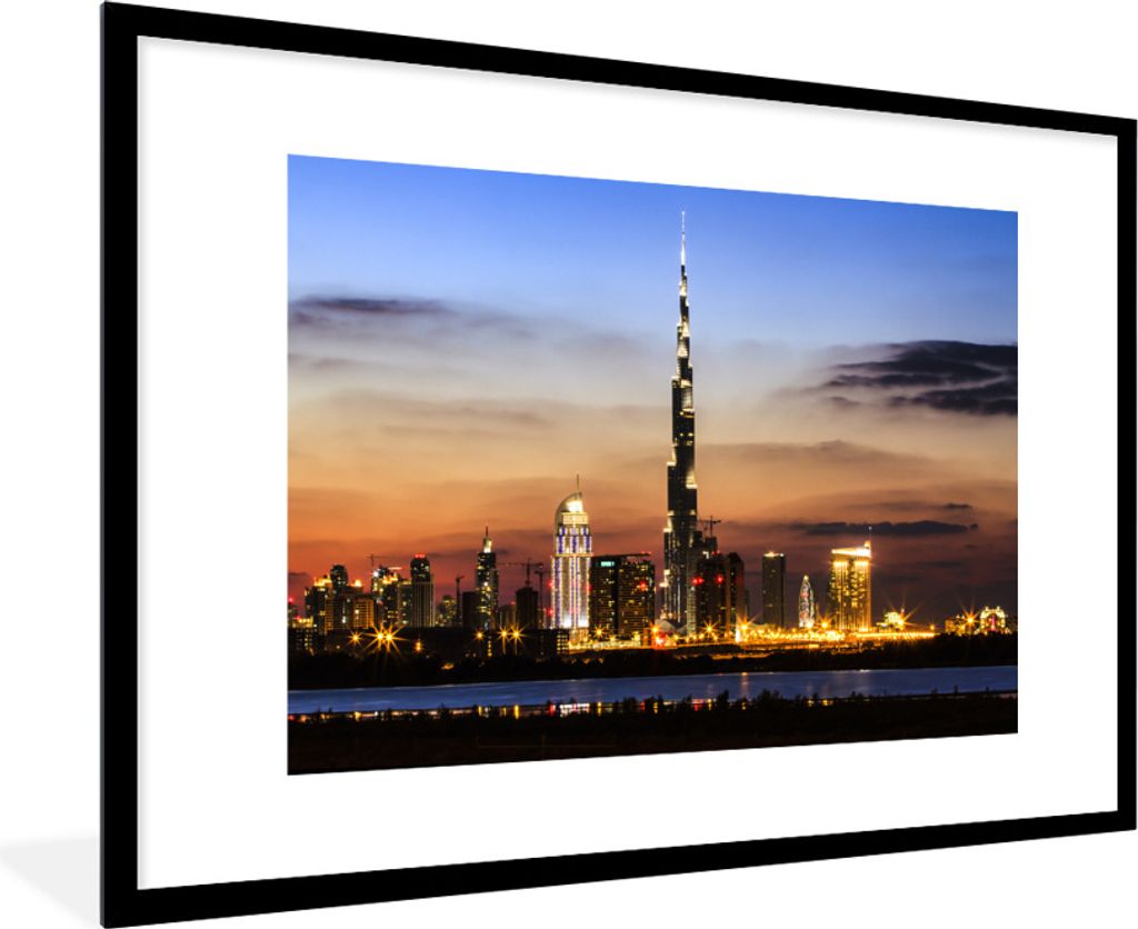 MuchoWow Gerahmtes Poster Der Burj Khalifa beleuchtet mit einem fantastischen Himmel 90x60 cm - Poster mit Schwarzem Bilderrahmen Wandposter Rahm...