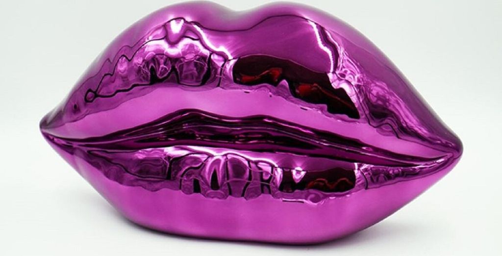 Casa Padrino Luxus Deko Lippen Chrom Violett 46 x H. 25 cm - Kunstharz Deko Kuss Mund Lippen - Wohnzimmer Deko Accessoires