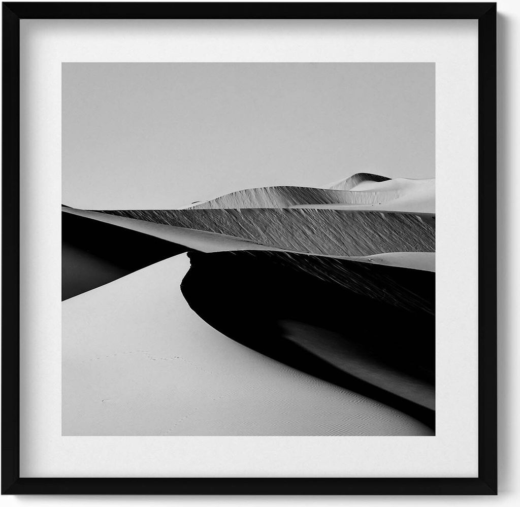 Schwarz-weiße minimalistische Wüstenlandschaft– Wandbild mit Rahmen – Gerahmtes Bild – Wanddekoration – 50x50 cm – Schwarz Rahmen