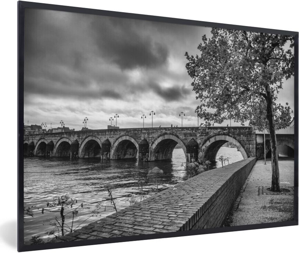 MuchoWow Gerahmtes Poster Brücke - Maastricht - Schwarz - Weiß 90x60 cm - Poster mit Schwarzem Bilderrahmen Wandposter Rahmen Foto Bilder - Fot...