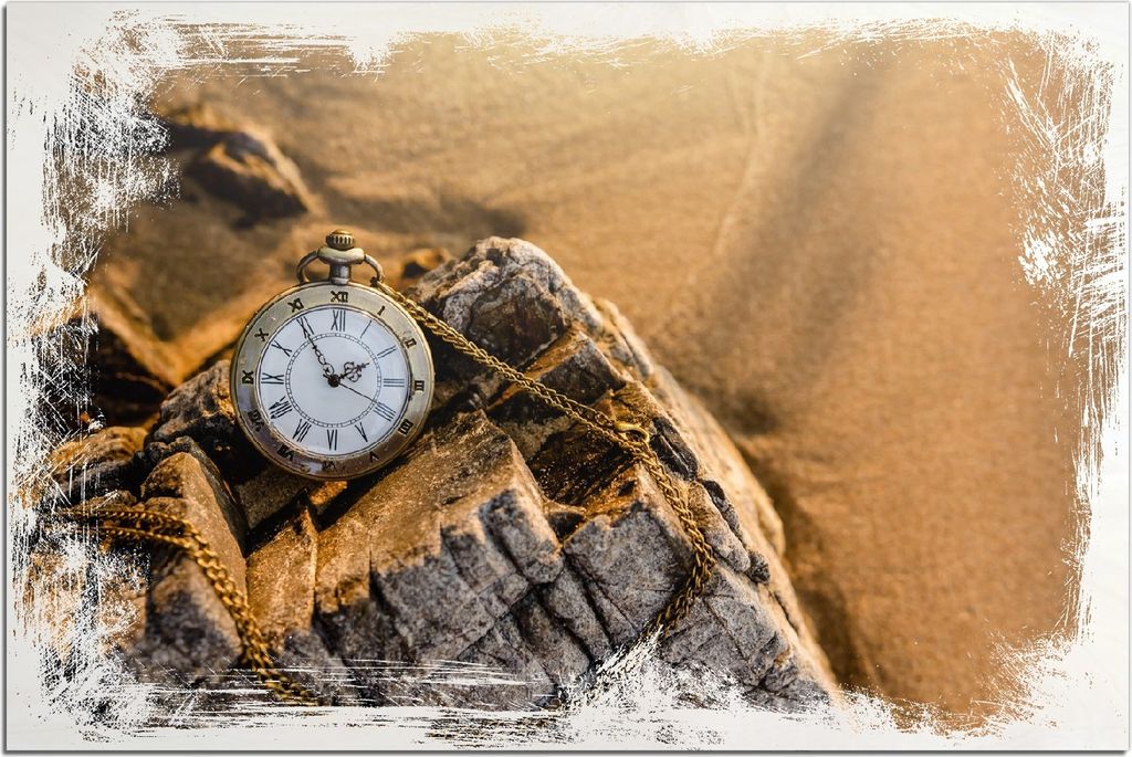 Kunstdrucke Wandbilder Holz in : Brillante Farben, Größe 60 x 90 cm Motiv Alte Taschenuhr am Strand